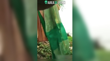 Sensational Desi Aunty Gives Outdoor Blowjob and Gets Fucked in Local Boy MMS!