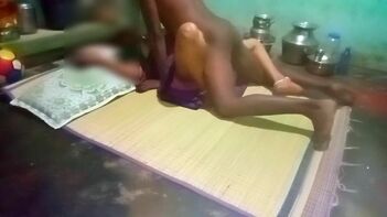 Desi XXX porn. Unsatisfied BBW Kerala aunty sex with boy