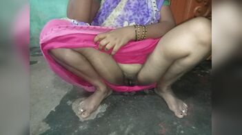 Desi XXX porn. Big tits Kerala aunty bathing and showing huge melons