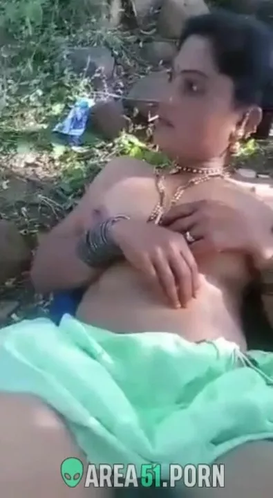 Local Villlage Anti Xxx - Indian Village Aunty Seduces Local Boy and Has Outdoor Sex - MMS Scandal  Captured on Camera | DesiSex.xxx