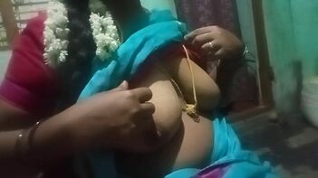 Sexy Kerala aunty showing her big boobs at home
