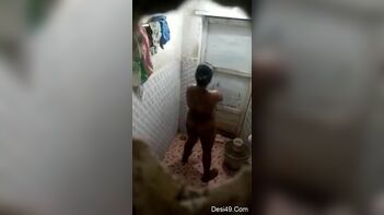 Unseen Video Footage of Indian Village Aunty Bathing in the Nude | Desi XXX Video