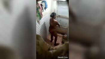 Unseen Video Footage of Indian Village Aunty Bathing in the Nude | Desi XXX Video