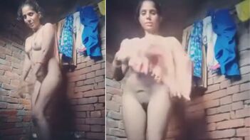 Unique and SEO Headline: Watch Rare Video of Desi Village Bangladeshi Aunty Bathing Before Hidden Camera