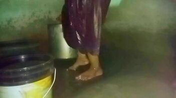 Kerala Aunty Caught Bathing at Home: Shocking Video of Desi New MMS Goes Viral