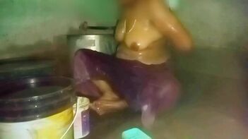 Kerala Aunty Caught Bathing at Home: Shocking Video of Desi New MMS Goes Viral