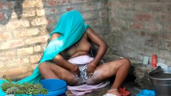 Viral Video of Desi Aunty's Outdoor Bathing in Chubby Village Goes Viral