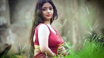 NuFlix: Hot Bhabhi in Red Saree Flaunting her Stuff!
