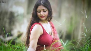 NuFlix: Hot Bhabhi in Red Saree Flaunting her Stuff!