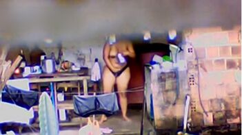 Sensational Indian Aunty Caught Bathing on Spycam in Shocking Desi XXX Video!