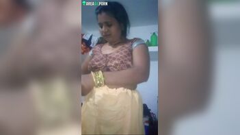Indian Roommate Caught Webcam Model Undressing on Camera