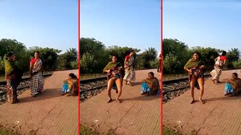 Desi Aunty Flashes Pussy to Local Boy at Train Stop - A Unique Sight to See!