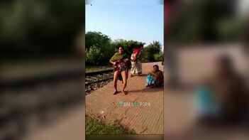 Desi Aunty Flashes Pussy to Local Boy at Train Stop - A Unique Sight to See!