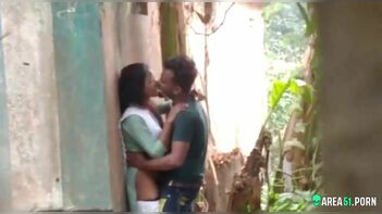 Caught on Camera: Risky Desi Videos Show Indian Lovers Outdoors