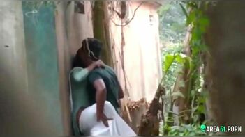 Caught on Camera: Risky Desi Videos Show Indian Lovers Outdoors