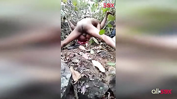 Indian XXX Porn: Desi Village Couple Caught in a Compromising Position in the Jungle