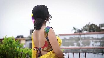 NuFlix: Watch Sexy Bhabhi Flaunt Her Assets in a Bright Yellow Saree!