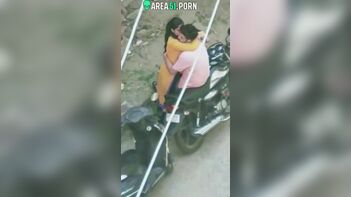 Leaked Desi MMS Video: Indian Couple Caught in Outdoor Rendezvous, Spy Guy Captures It on Mobile
