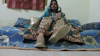 Saree-clad Gujarati Bhabhi Wows with Her Magical Feet - Indian Sex Sensation!