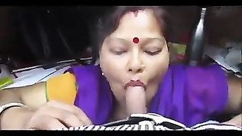 Leaked Indian Porn Video: Horny Desi XXX Aunty Giving Blowjob and Swallowing Cum