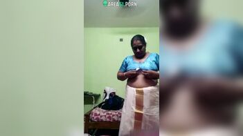 Mallu Aunty Flaunts Abnormally Large Breasts on XXX Cam - Indian XXX Sex Show
