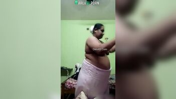 Mallu Aunty Flaunts Abnormally Large Breasts on XXX Cam - Indian XXX Sex Show