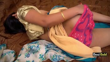 Sensual Indian Beauty in Blue Saree Pulls Panties Aside to Stimulate Her Cunt