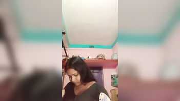 Bengali Boudi Flaunts Assets on Cam - An Unforgettable Experience!