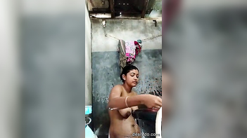 Behold the Beauty of a Desi Bhabhi Taking a Bath - Captivating Sight to See!