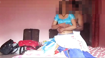 Bhai Ka Pyar: Ek Bhai Ne Apni Chhoti Nangi Bahan Ko Kapde Pahanyen, Ek Meetha Pyar Ka Ehsaas Jaga Diya
