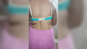 Anu Bhabhi Ready to Take a Refreshing Bath!