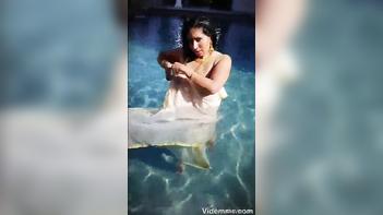 Sensational Scene: Mallu Aunty Flaunts Busty Figure in Poolside Boob Show