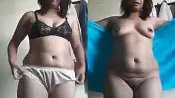 See How Sexy Indian Milf's Lingerie Looks in This Video - An Unmissable Opportunity for Men!