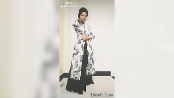XXX Dance by Indian Babe: Satisfy Lecherous Fans with Spectacular Performance