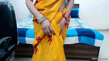 Sultry Beauty in Saree Flaunting Her Curves