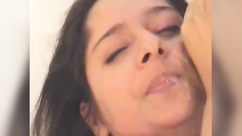 Sensational Pussy: This Gorgeous Cat Is Ready for Some TLC!