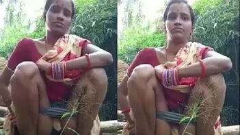 Odia Bhabhi's Outdoors Selfie Video: Watch Her Pissing in Nature!