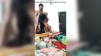 Indian Housewife Flaunts Her Busty Figure on Webcam