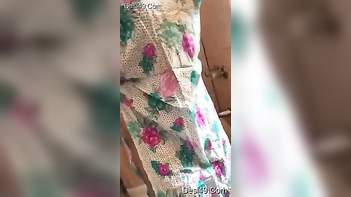 Gorgeous Desi MILF Exposes Pinky Flower While Taking a Shower