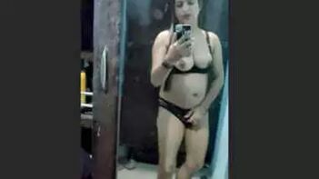 Sultry Indian Beauty Captures Her Busty Selfie - A Must-See Moment!