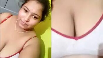 Booby Bhabhi Flaunting Her Bare Pussy in a Sexy Display