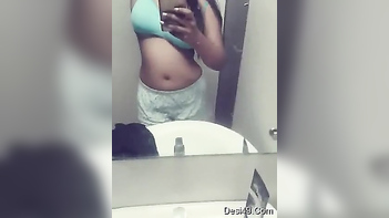 Indian Sexpot Captures Her Saggy Xxx Boobs in Mirror After Workout