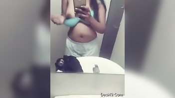 Indian Sexpot Captures Her Saggy Xxx Boobs in Mirror After Workout