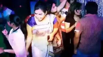 Watch This Adorable Bangla Aunty Dance At A Private Party!
