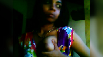 Cute Mallu Girl Flaunting Her Bust: A Sexy Sight to Behold!
