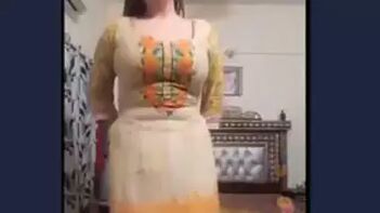 Watch This Pakistani Hot Girl's Mesmerizing Dance Performance!