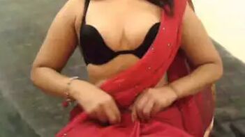 Hot Bhabhi Flaunting Erotic Cleavage in Pink Saree - A Must-See!