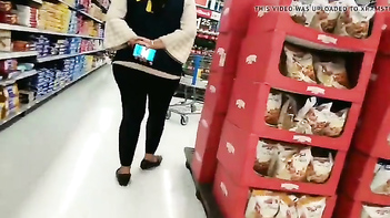 Tamil Walmart Employee With Huge Butt Goes Viral