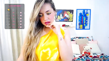 Beauty Flaunting Her Curves in a Saree - How to Perfectly Press Your Boobs