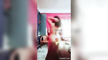 Desi Girl Oiling Her Body Captured on Webcam Video – A Sight to Behold!